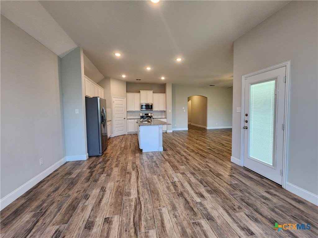 1331 Gruene Glen St - Photo 4 of 37