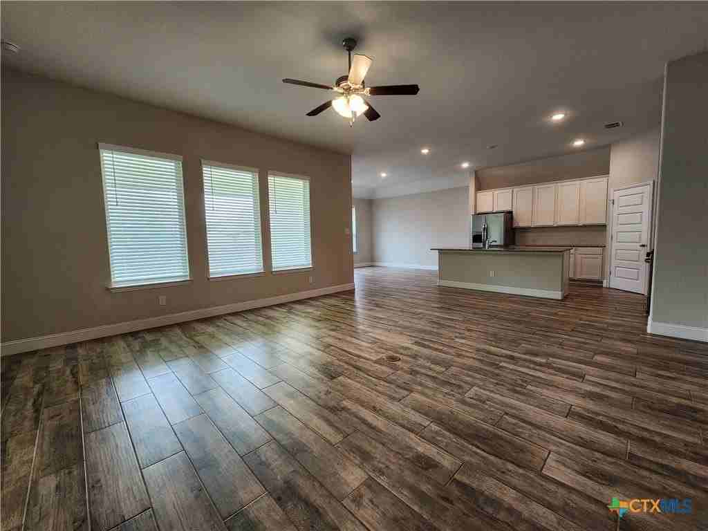 1331 Gruene Glen St - Photo 5 of 37