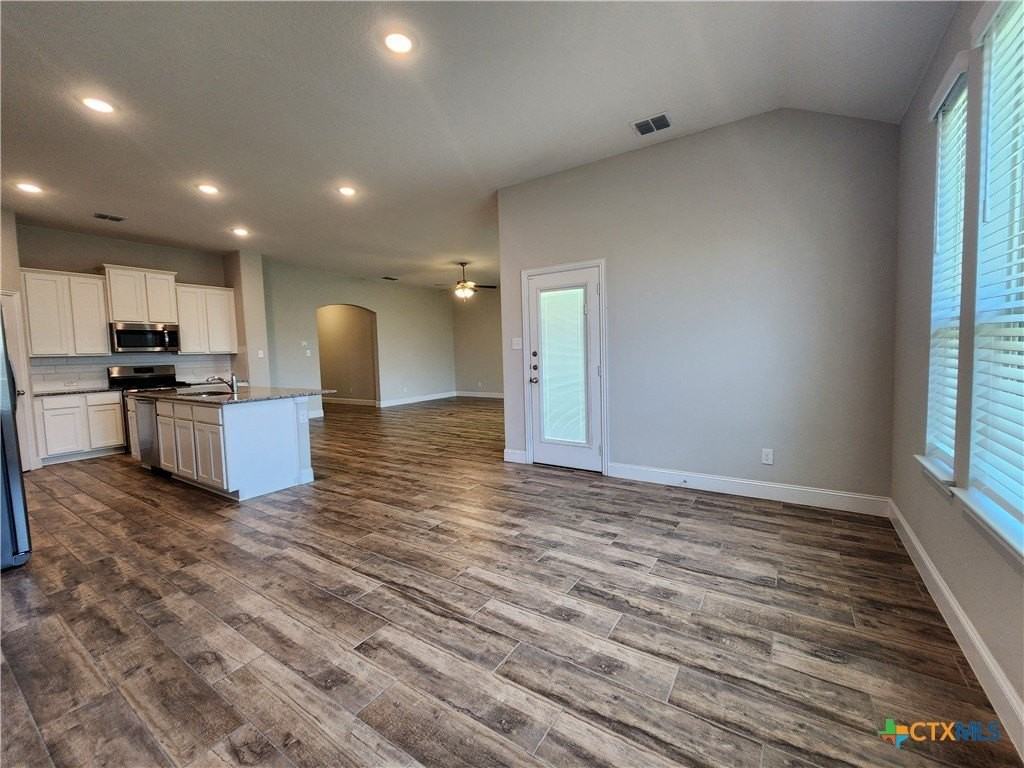 1331 Gruene Glen St - Photo 6 of 37
