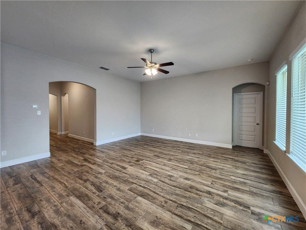 1331 Gruene Glen St - Photo 7 of 37