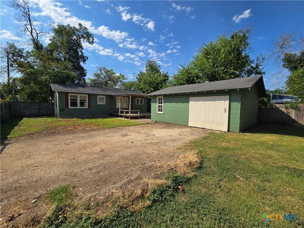 893 Pine St - Photo 5 of 25