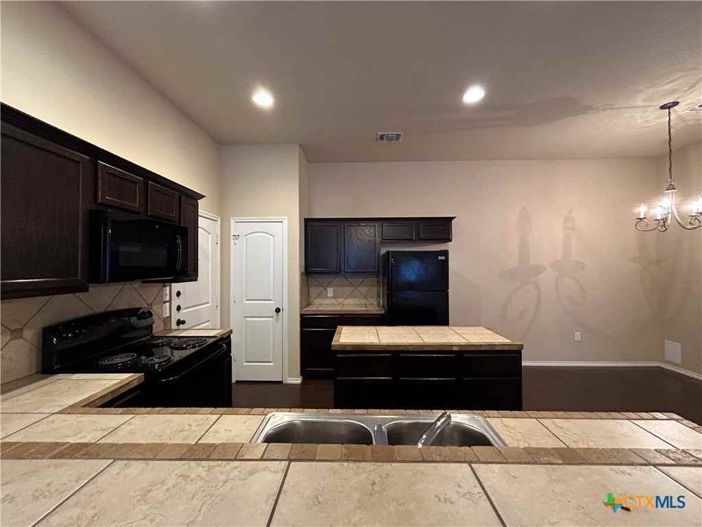 697 Creekside Cir - Photo 7 of 24