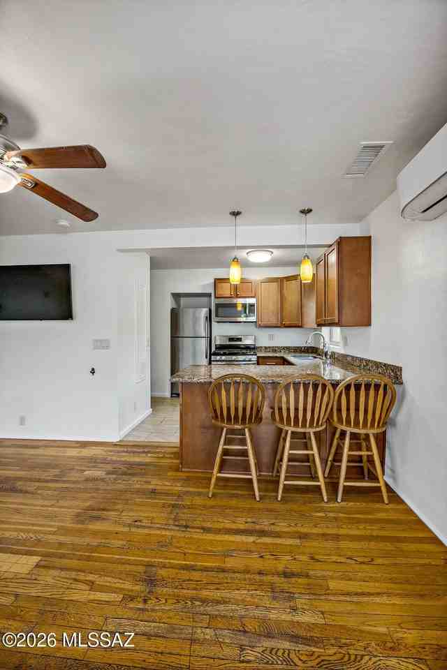 1121 E 9th St - Photo 6 of 24