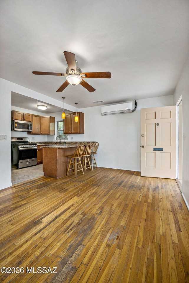 1121 E 9th St - Photo 7 of 24