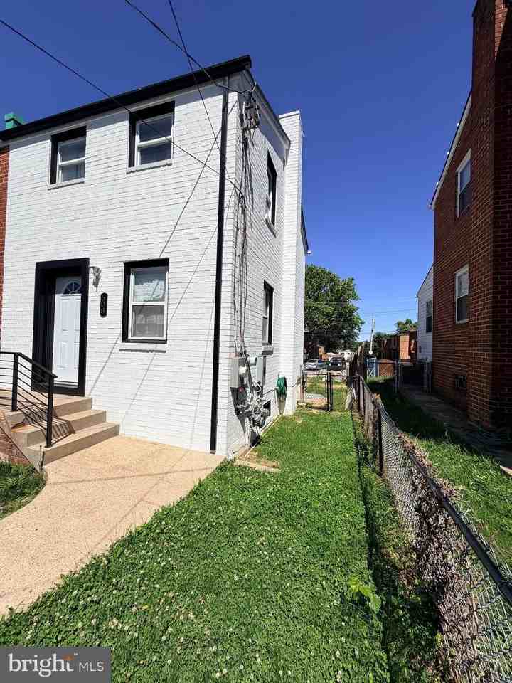 608 Chaplin St Se - Photo 2 of 21
