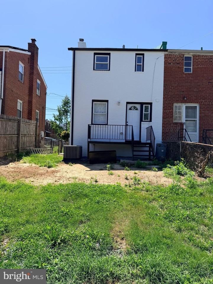 608 Chaplin St Se - Photo 3 of 21