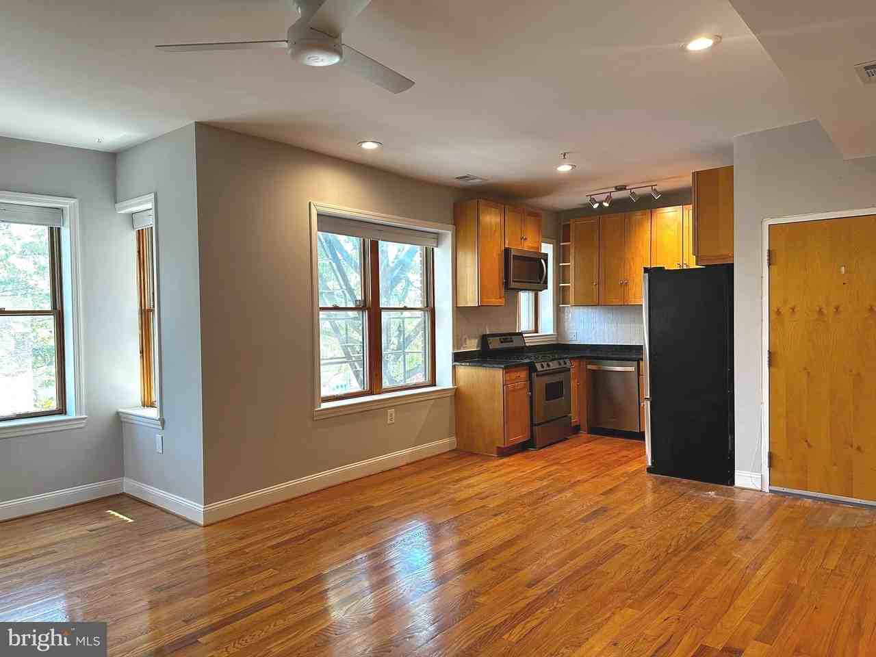 1101 Fairmont St Nw #7 - Photo 5 of 34