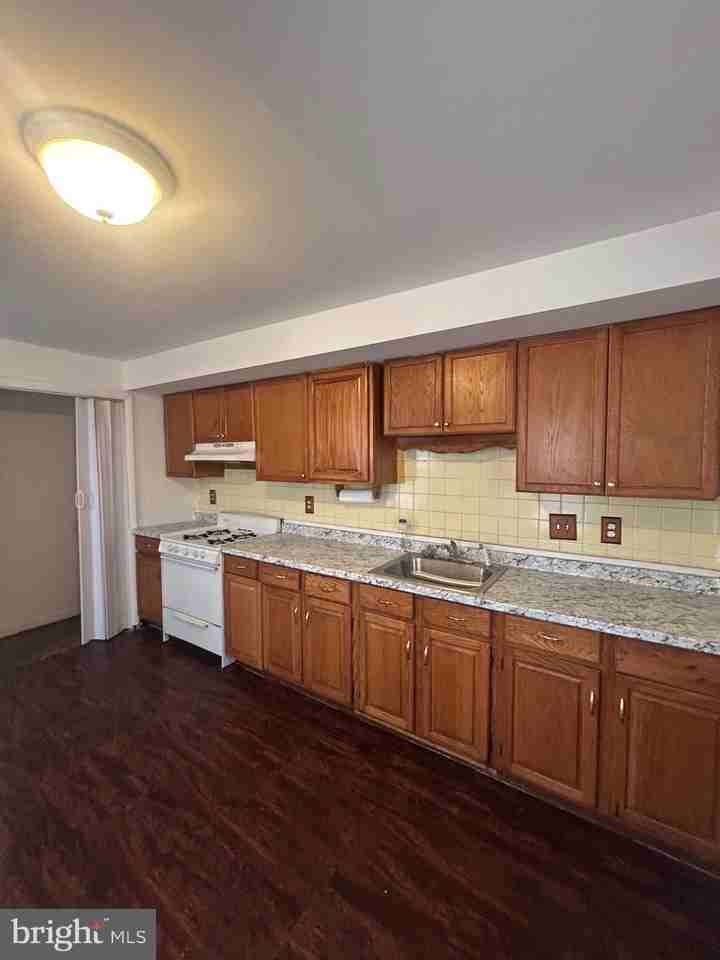 3569 4th St - Photo 3 of 9