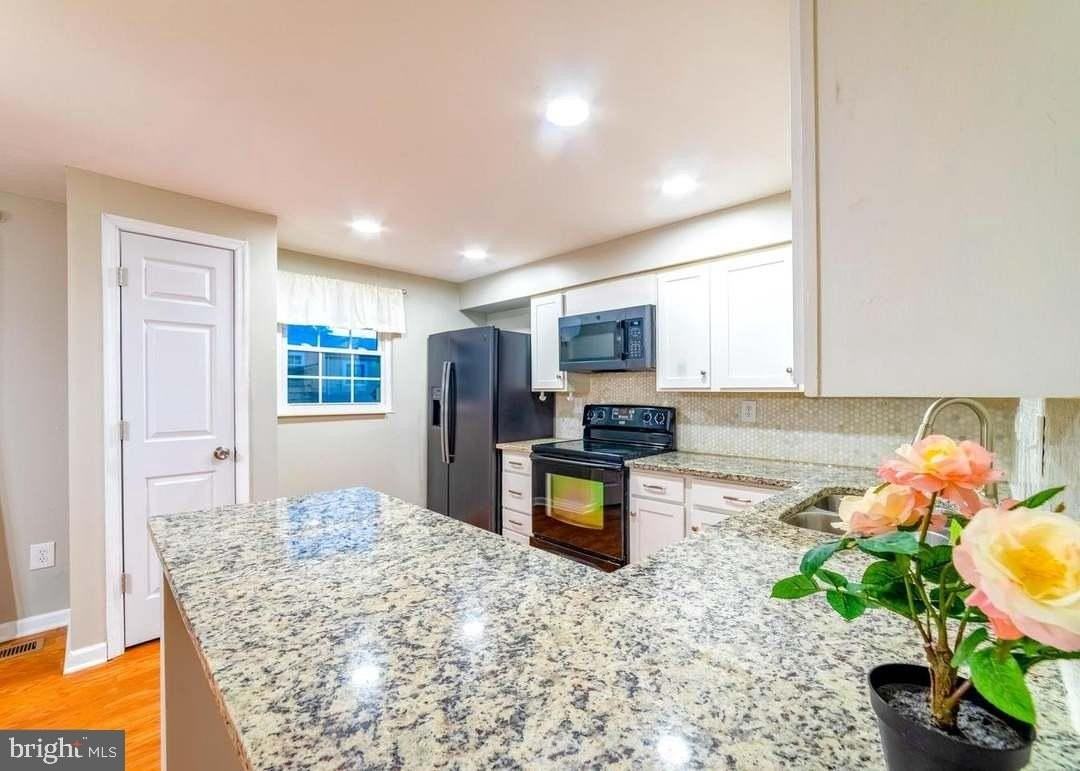 249 Canfield Ter - Photo 4 of 7