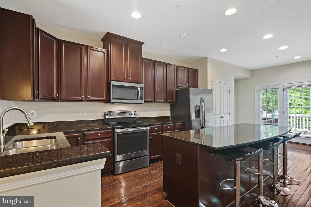 11675 Emerald Green Dr - Photo 2 of 35