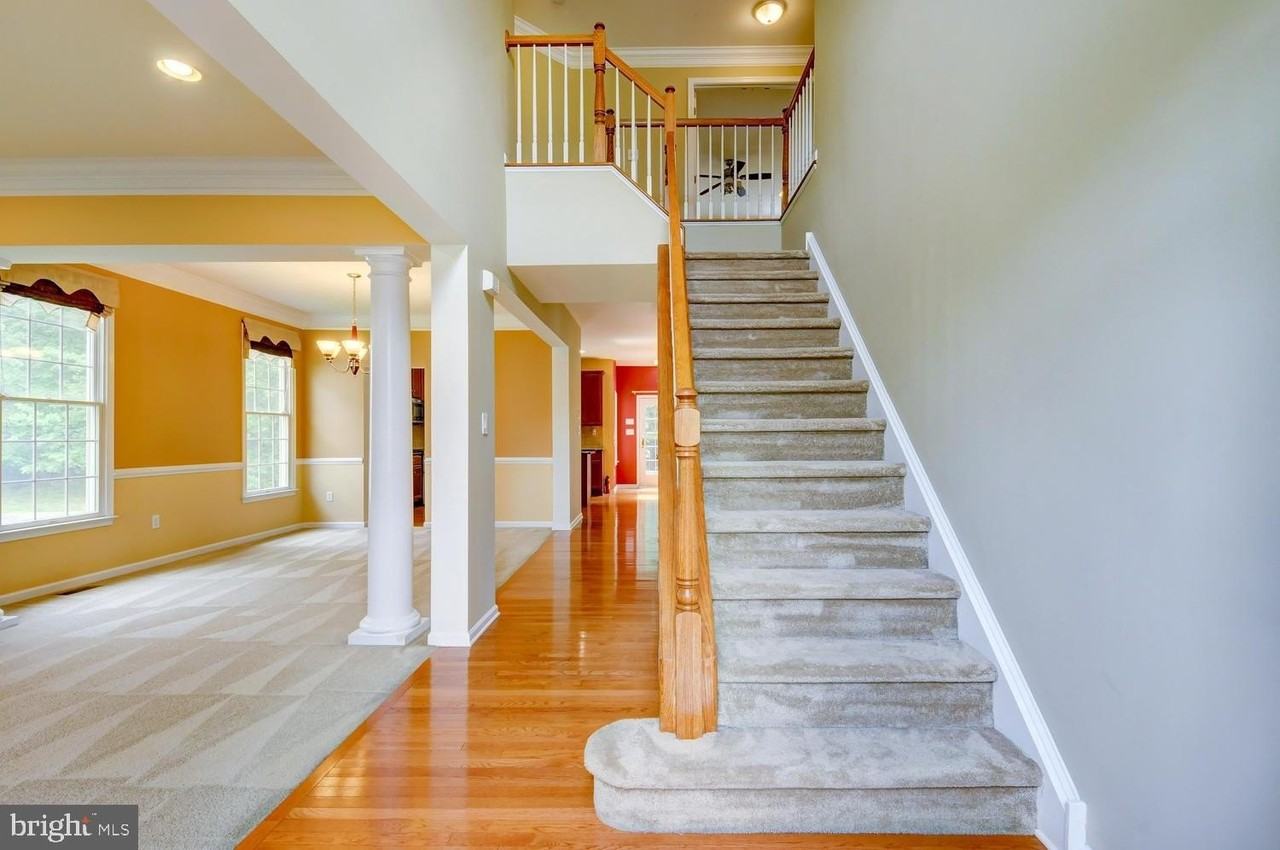 45 Lockwood Dr - Photo 3 of 50