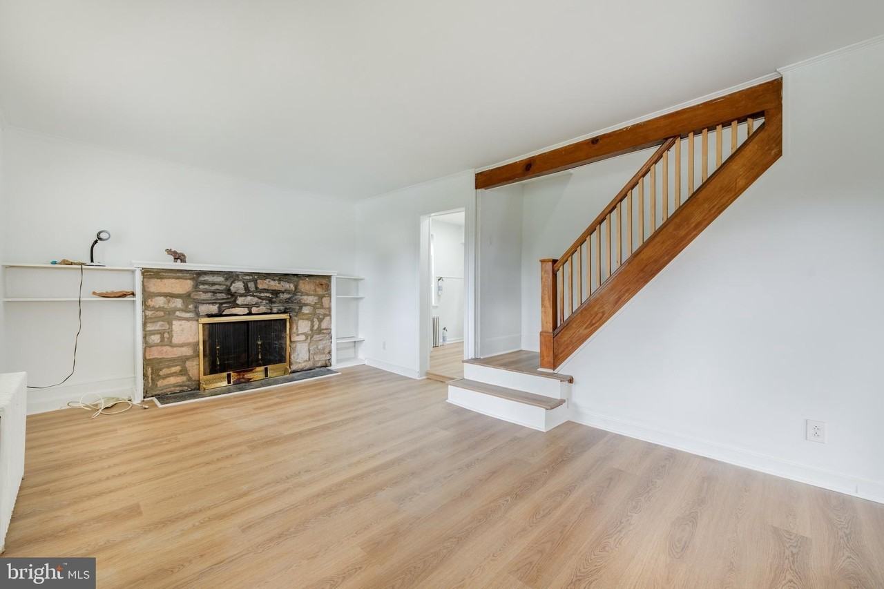 429 Manor Ave - Photo 3 of 15