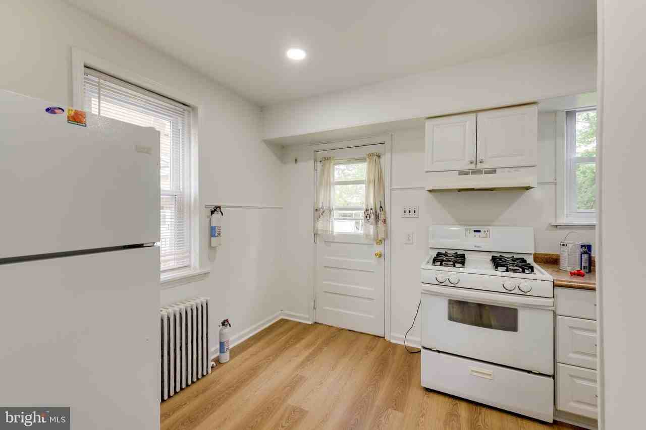 429 Manor Ave - Photo 5 of 15