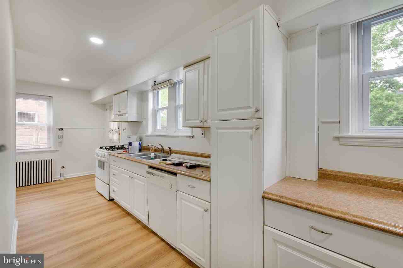 429 Manor Ave - Photo 7 of 15