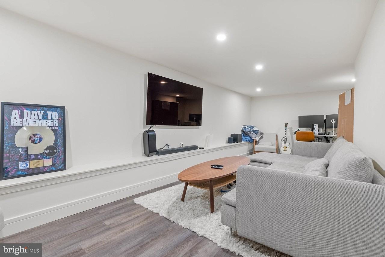 2117 Clymer St - Photo 4 of 10