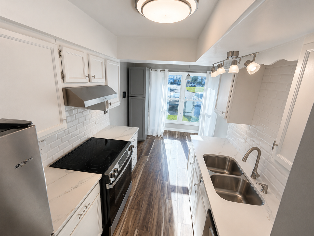 649 Governors Way - Photo 2 of 12