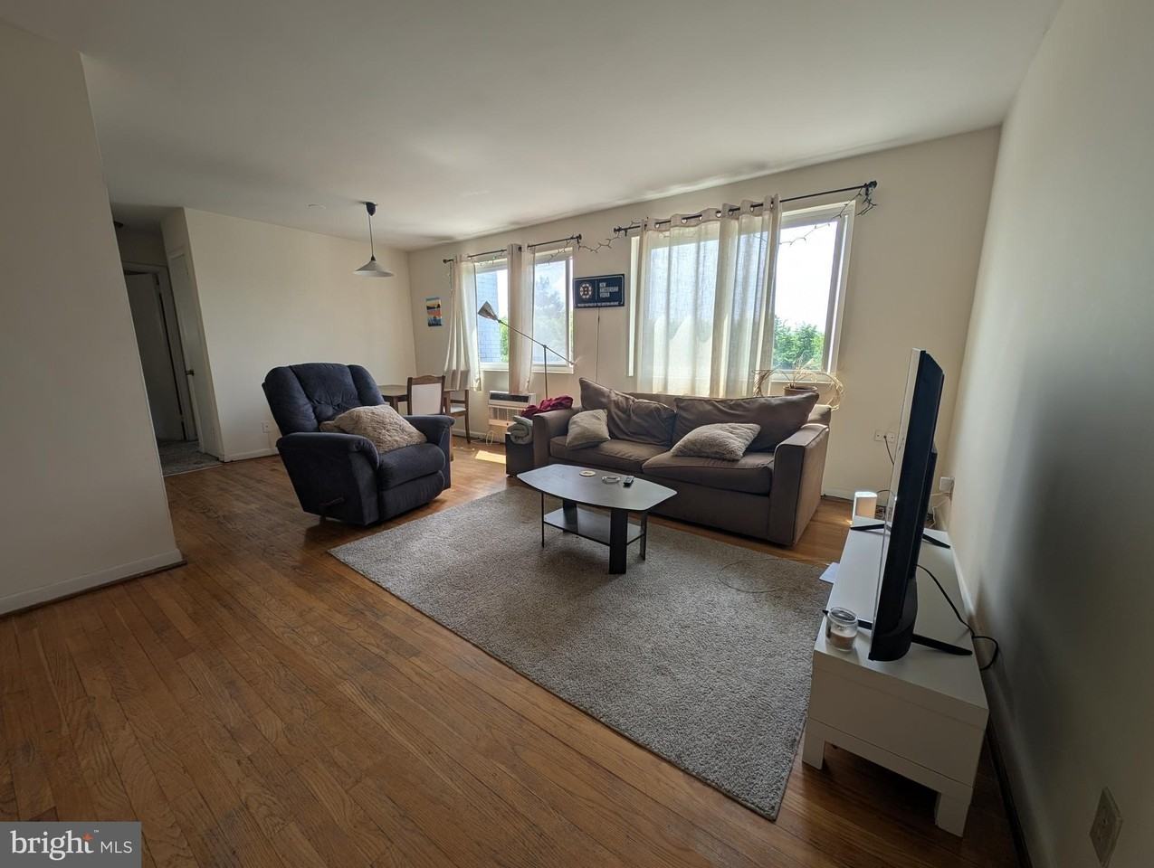 2059 N Woodstock St #306 - Photo 2 of 10