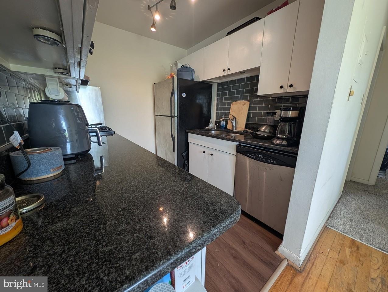 2059 N Woodstock St #306 - Photo 5 of 10