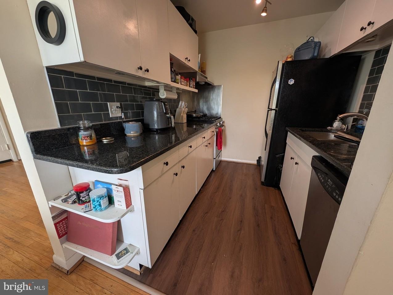 2059 N Woodstock St #306 - Photo 6 of 10