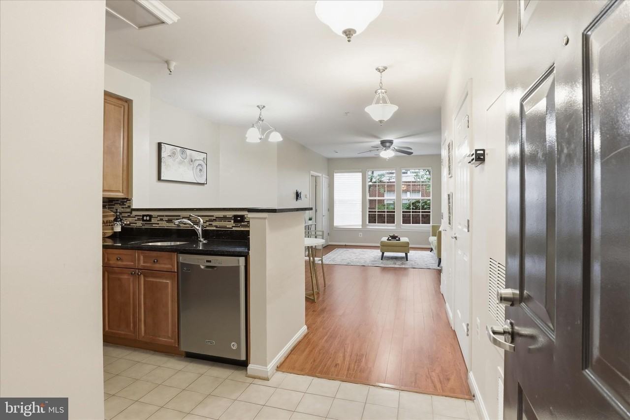 801 S Greenbrier St #103 - Photo 6 of 33