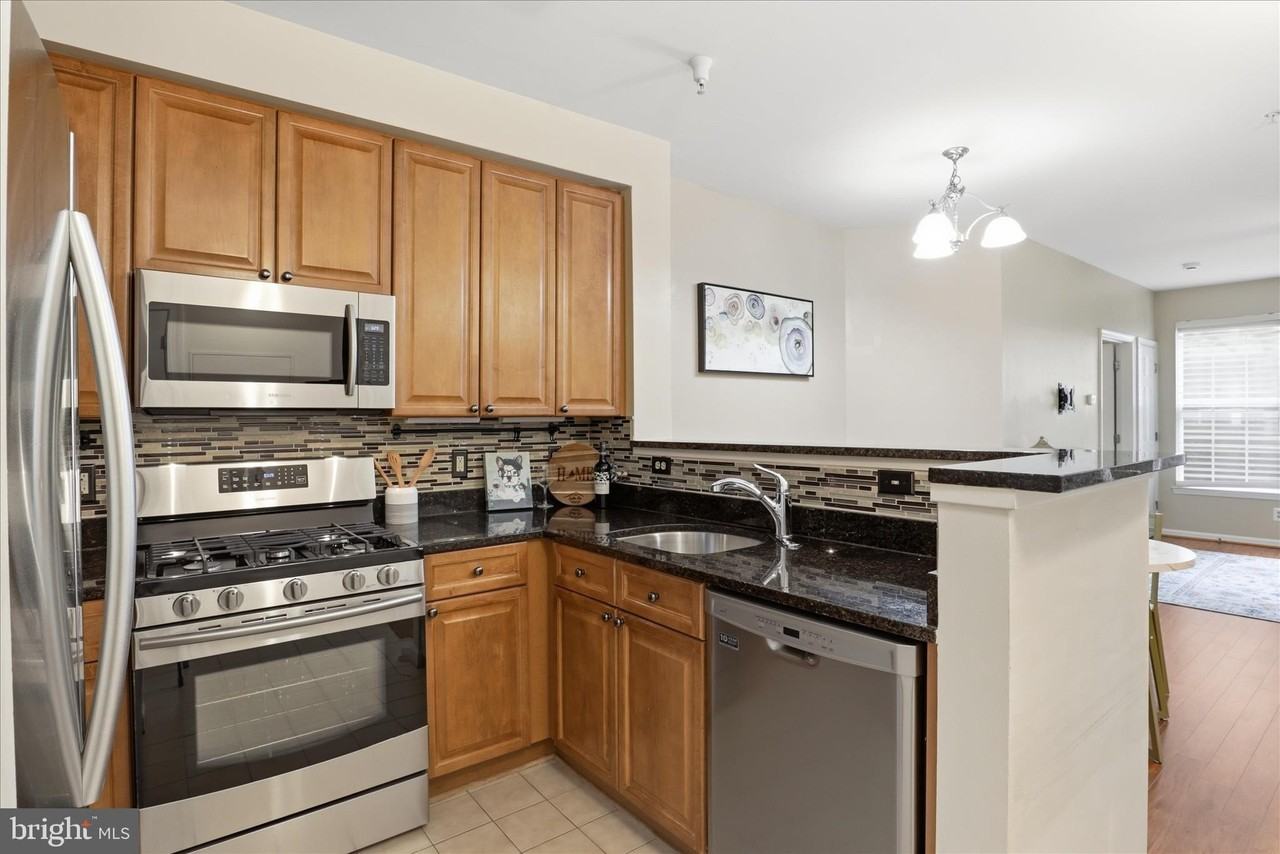 801 S Greenbrier St #103 - Photo 7 of 33