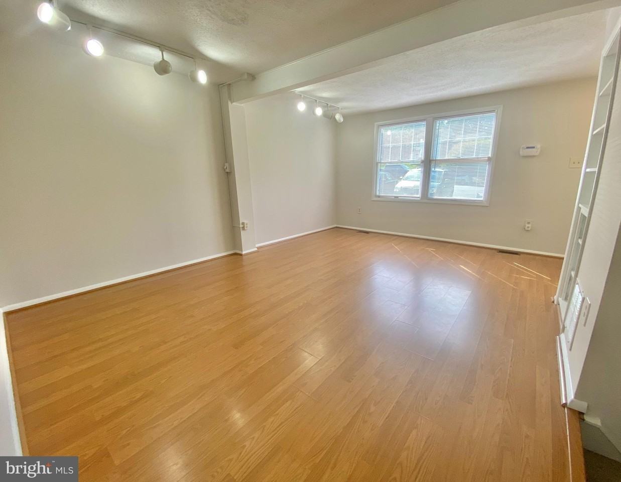 6212 Hillside Rd - Photo 5 of 36