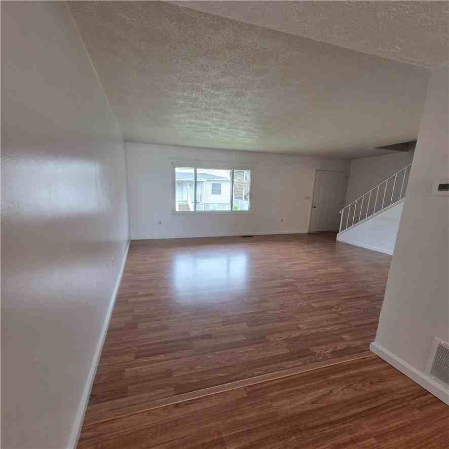 126 Smith St - Photo 5 of 29