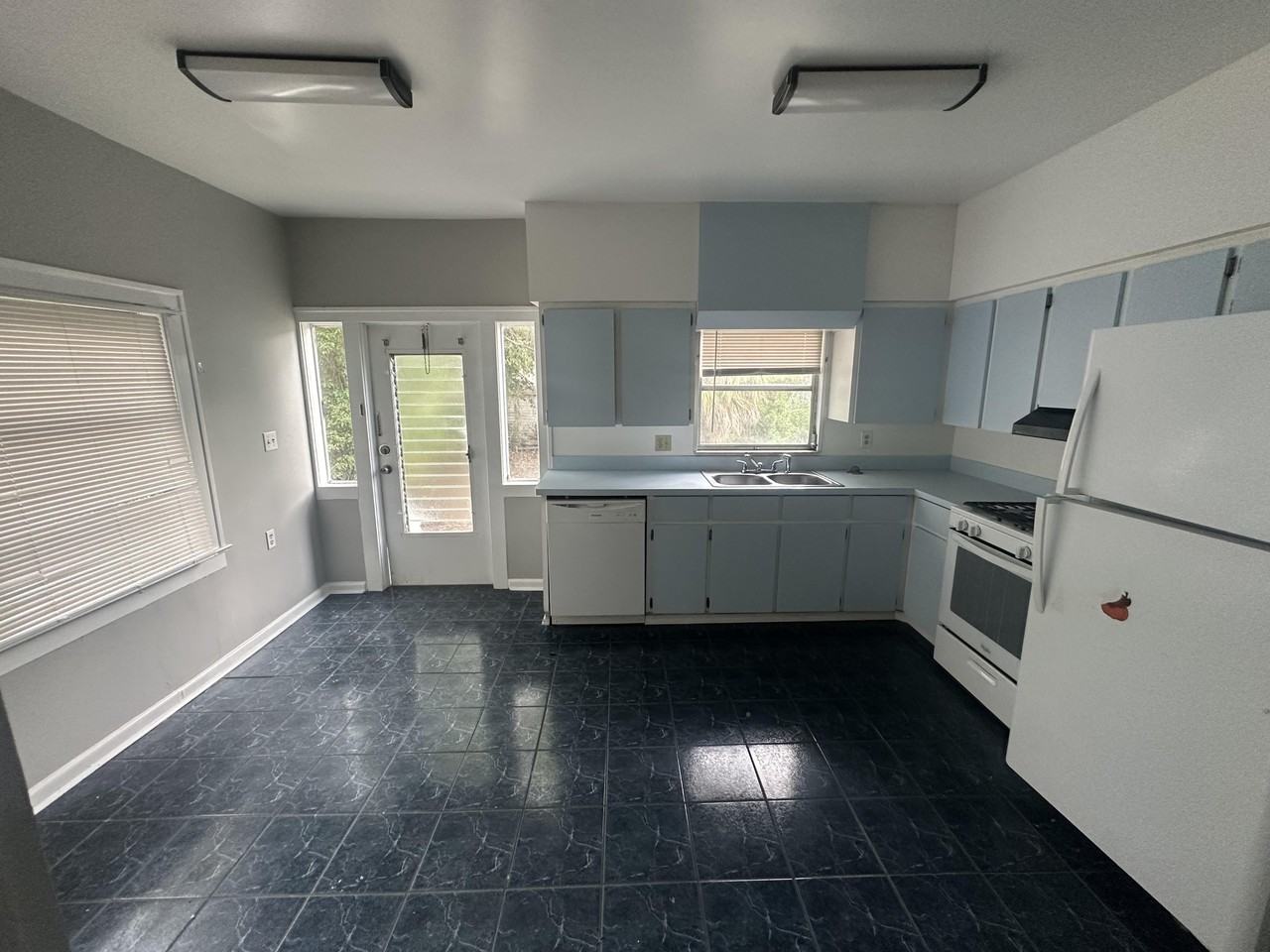 415 E Mcdonald Ave #1 - Photo 5 of 17