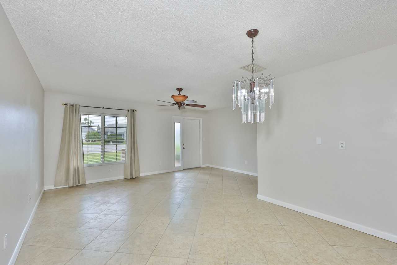 207 Islip Way - Photo 3 of 33