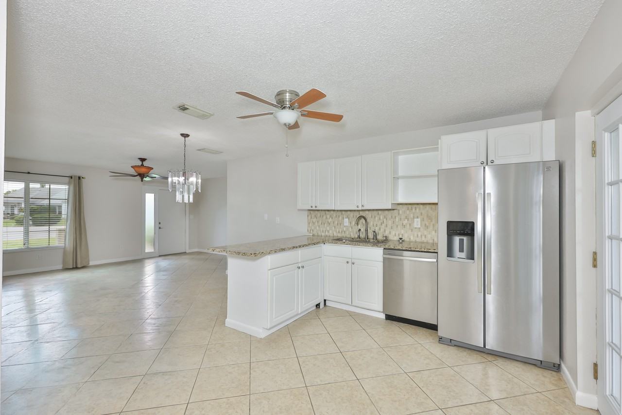 207 Islip Way - Photo 4 of 33