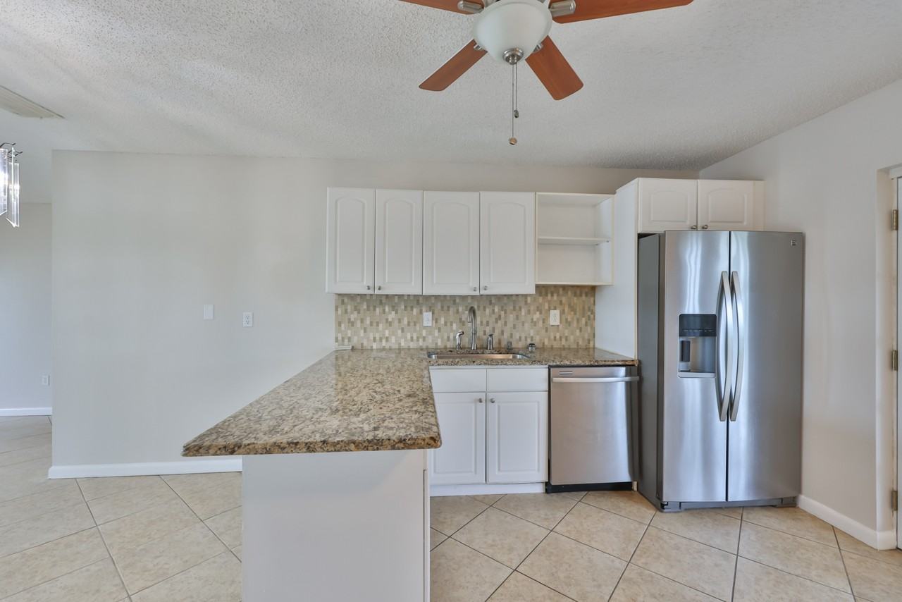 207 Islip Way - Photo 5 of 33