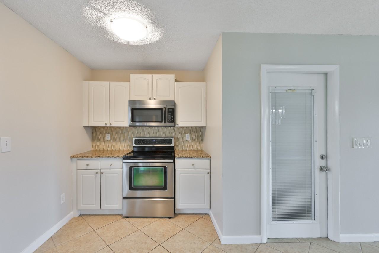 207 Islip Way - Photo 6 of 33