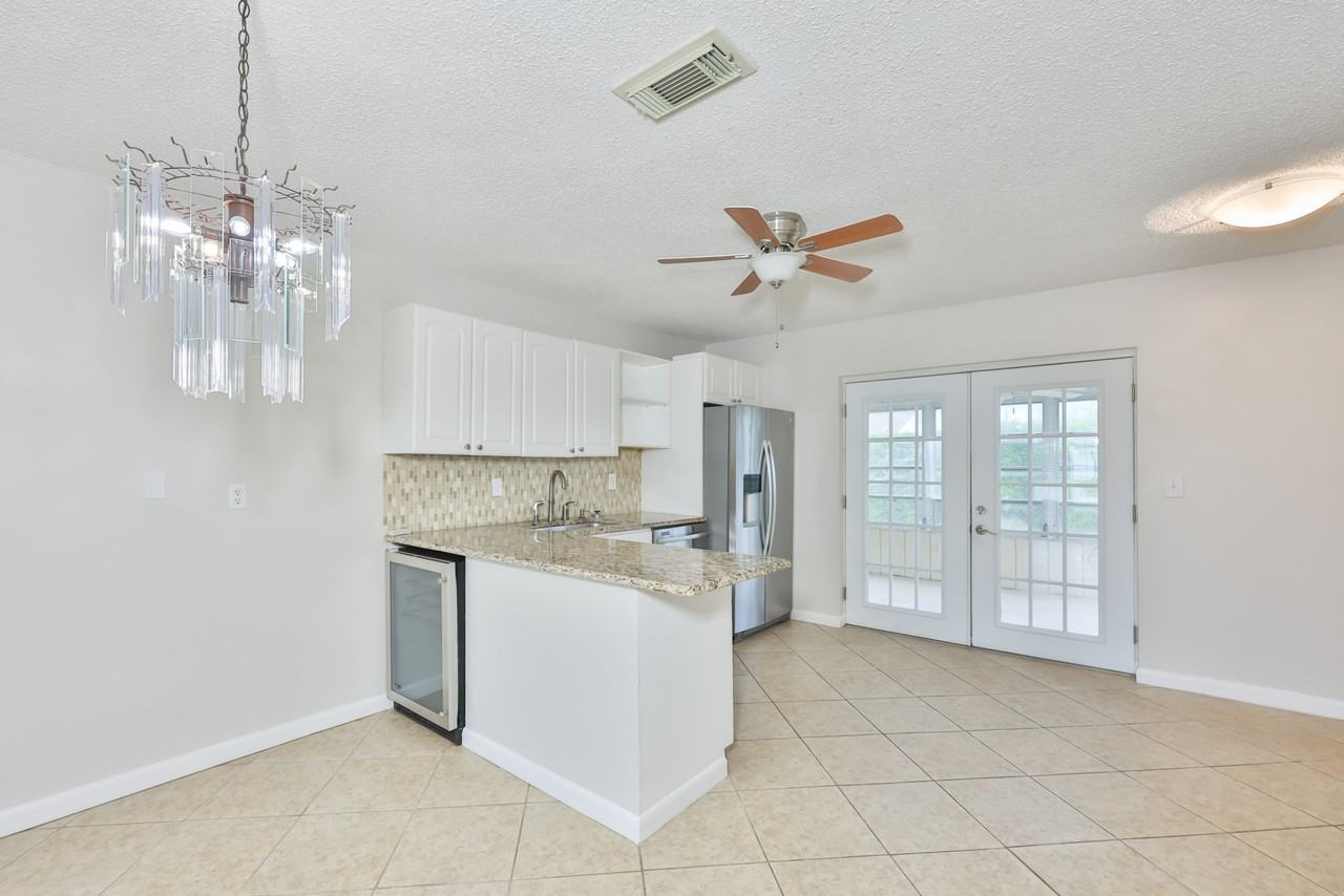 207 Islip Way - Photo 7 of 33
