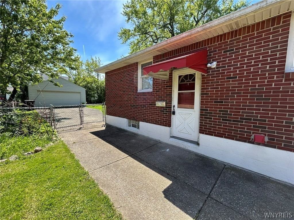 1835 Military Rd - Photo 2 of 28