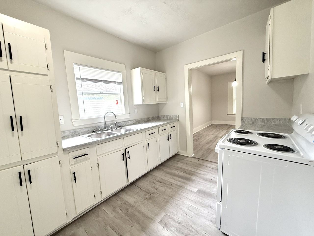 1105 Burch St #1 - Photo 5 of 31
