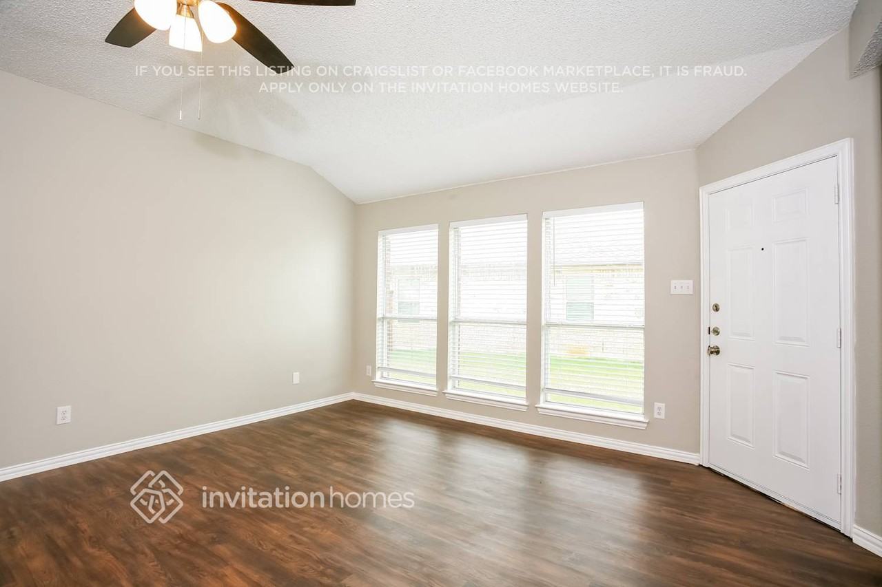 1047 Waterview Dr - Photo 2 of 13