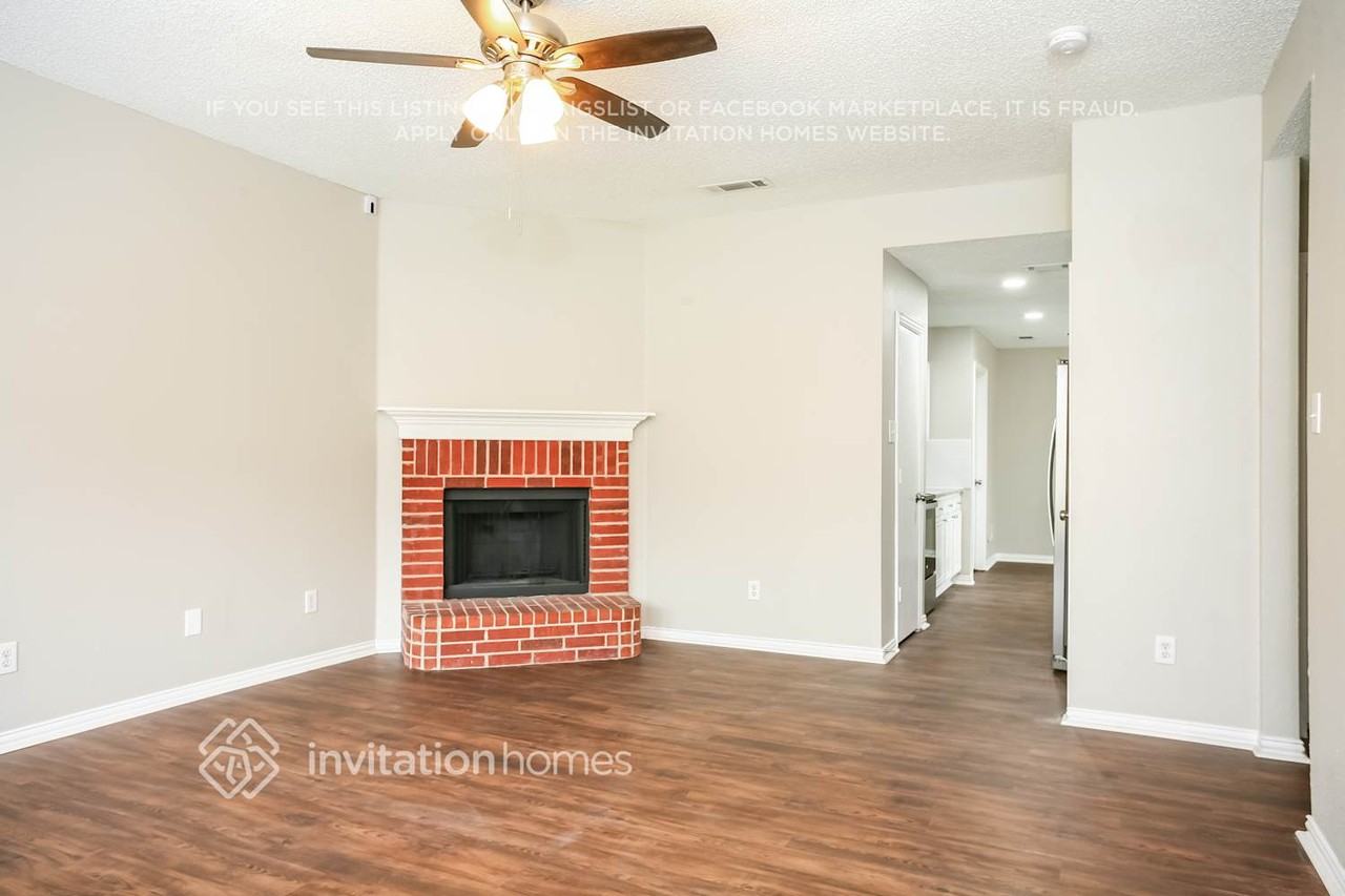 1047 Waterview Dr - Photo 3 of 13