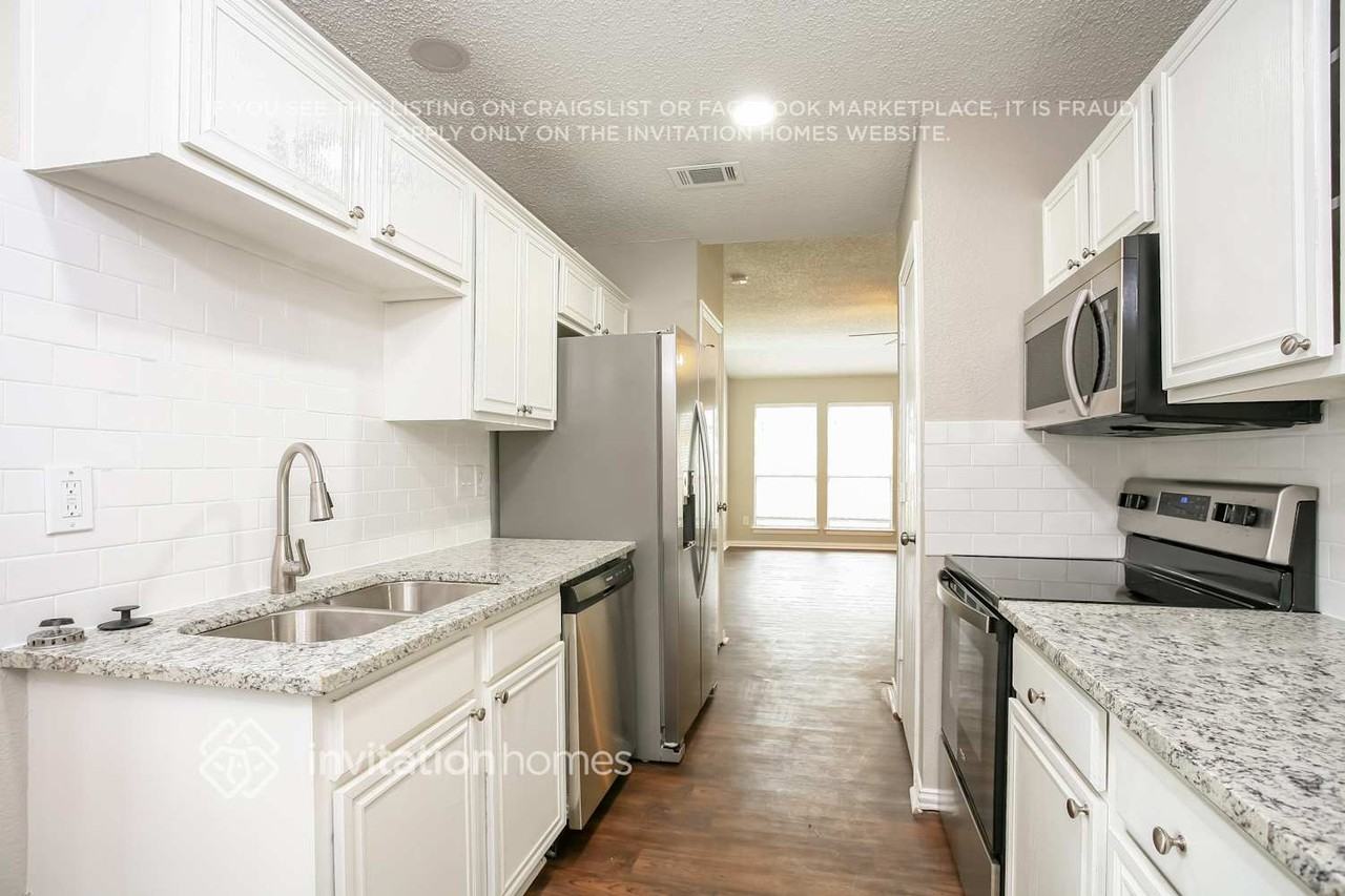 1047 Waterview Dr - Photo 4 of 13