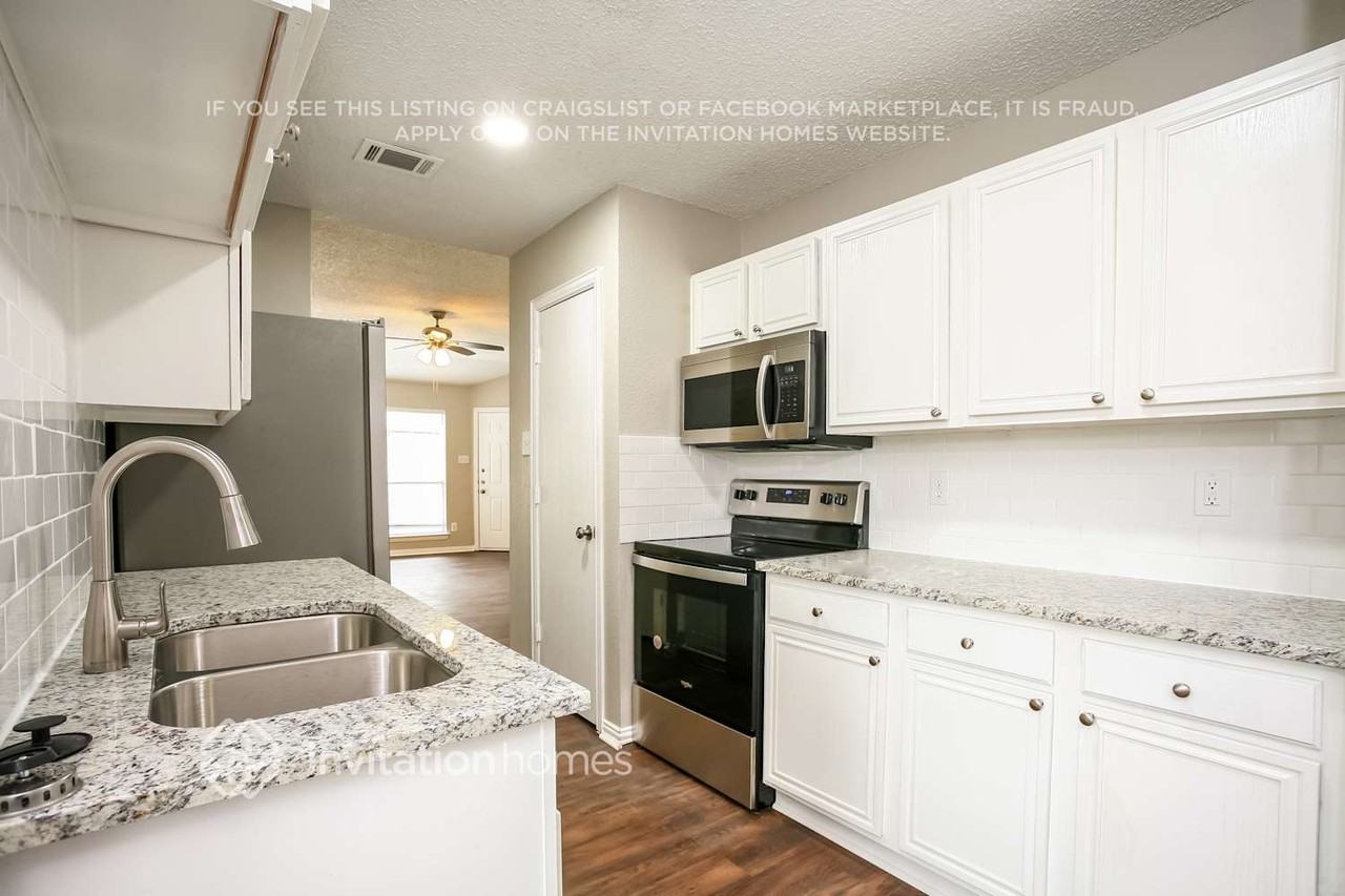 1047 Waterview Dr - Photo 5 of 13