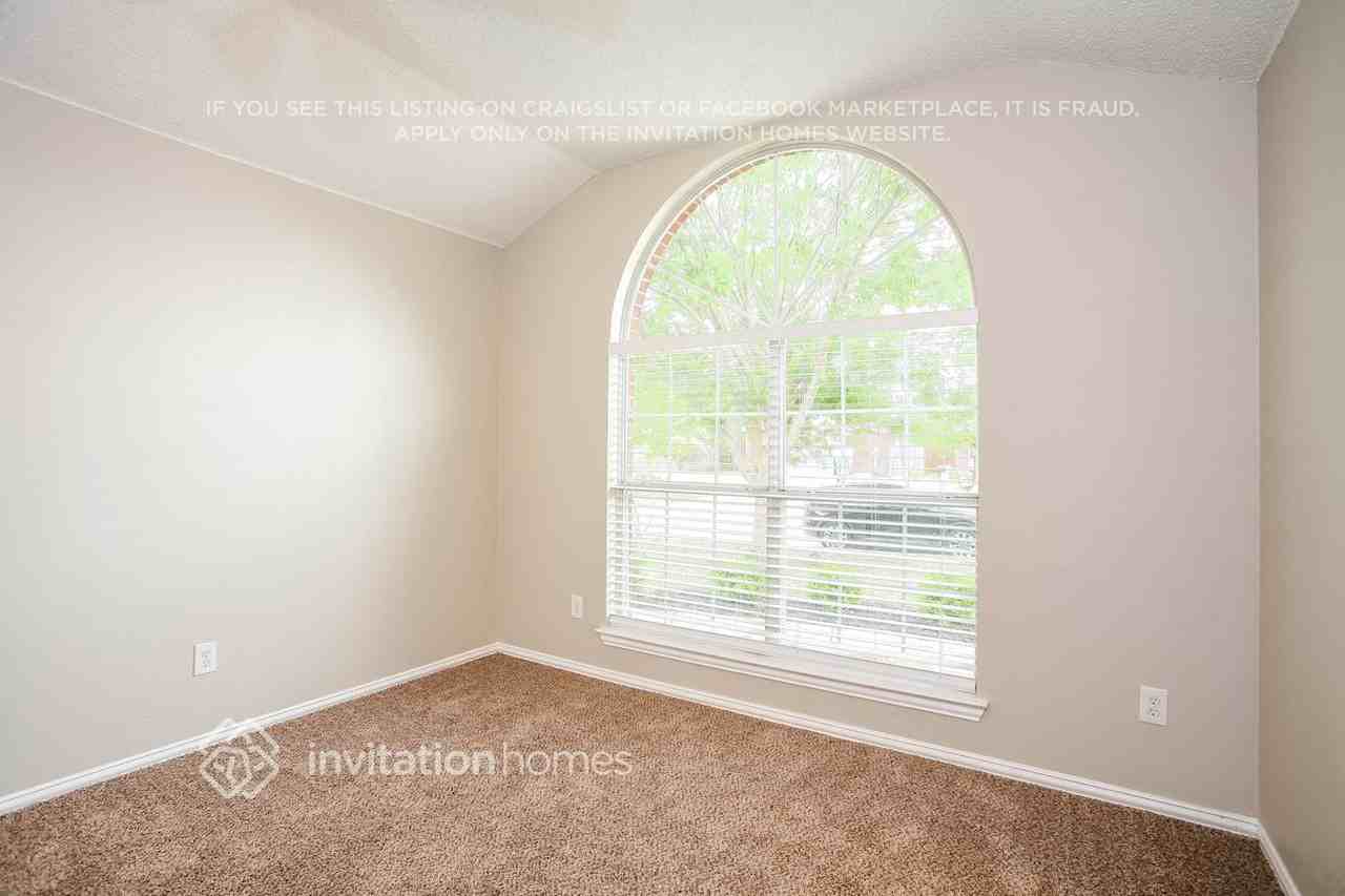 1047 Waterview Dr - Photo 7 of 13
