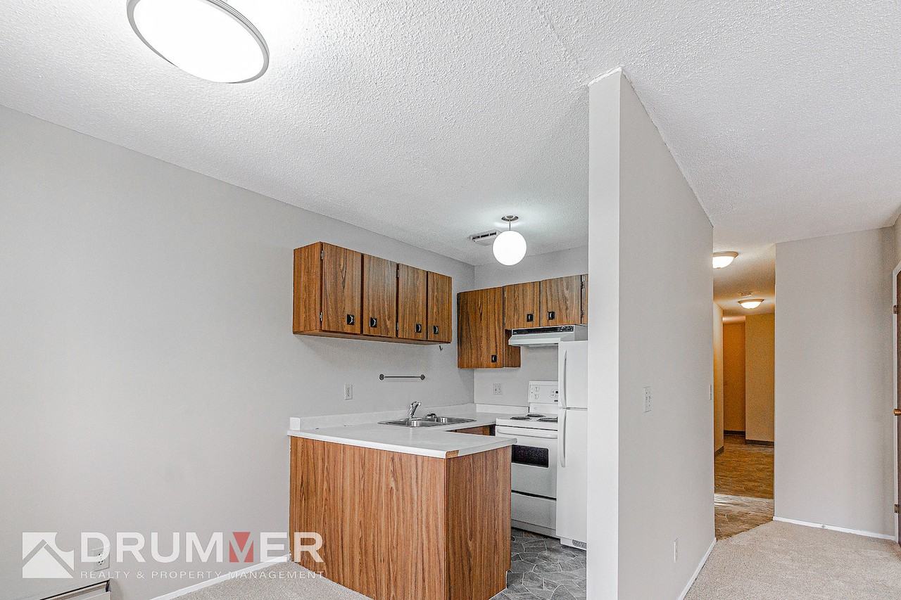 Amazing Sunnyside 2 Bedroom w/ Spacious Layout & the Best Location! - Photo 5 of 17