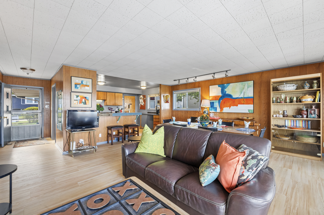 1310 Shore Drive - Photo 3 of 37