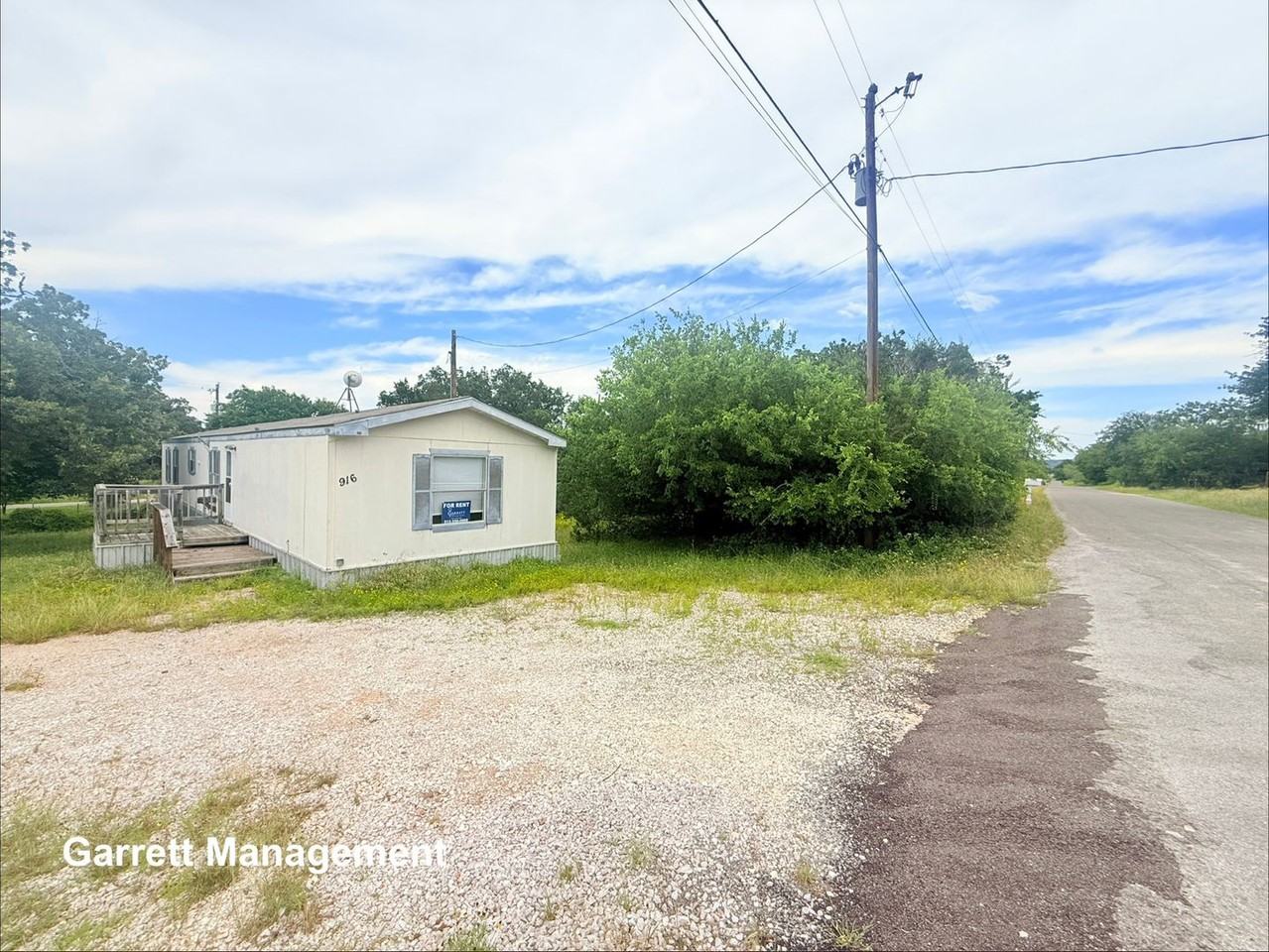 916 Iroquois Dr - Photo 2 of 16