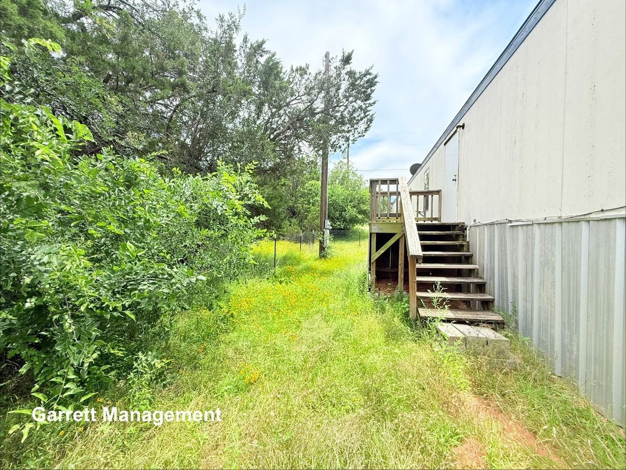 916 Iroquois Dr - Photo 3 of 16