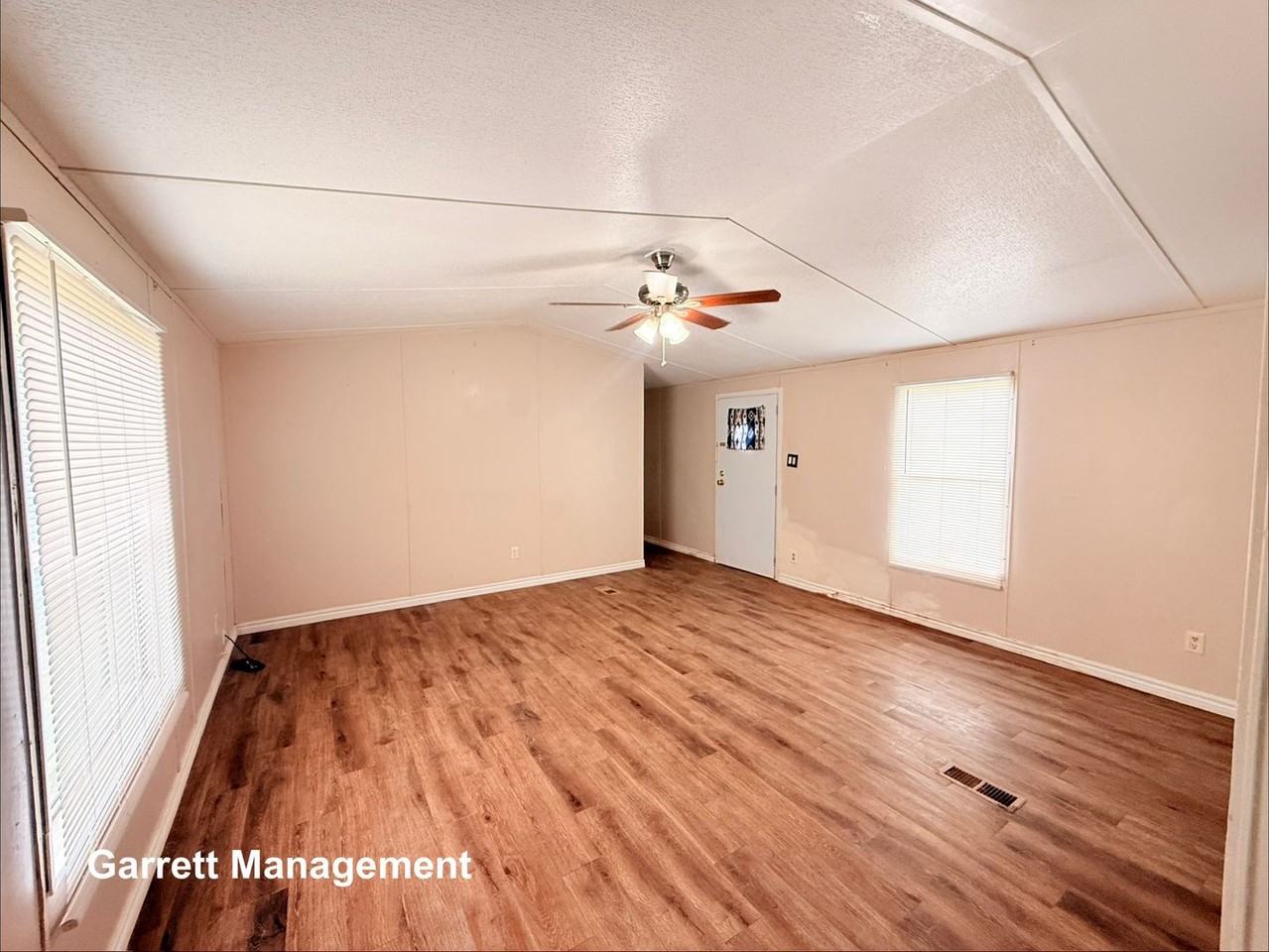 916 Iroquois Dr - Photo 4 of 16