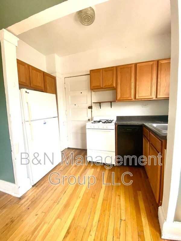 1059 W Dakin St #3 - Photo 4 of 10