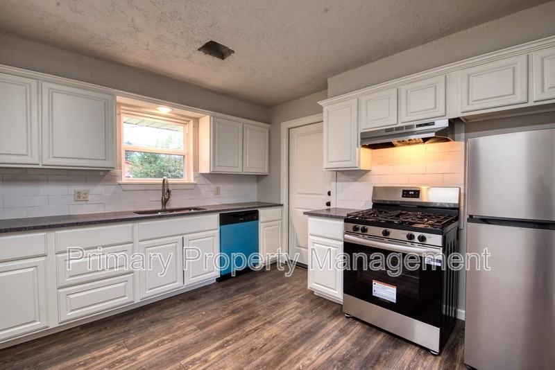 2828 Sw 83rd St - Photo 3 of 15