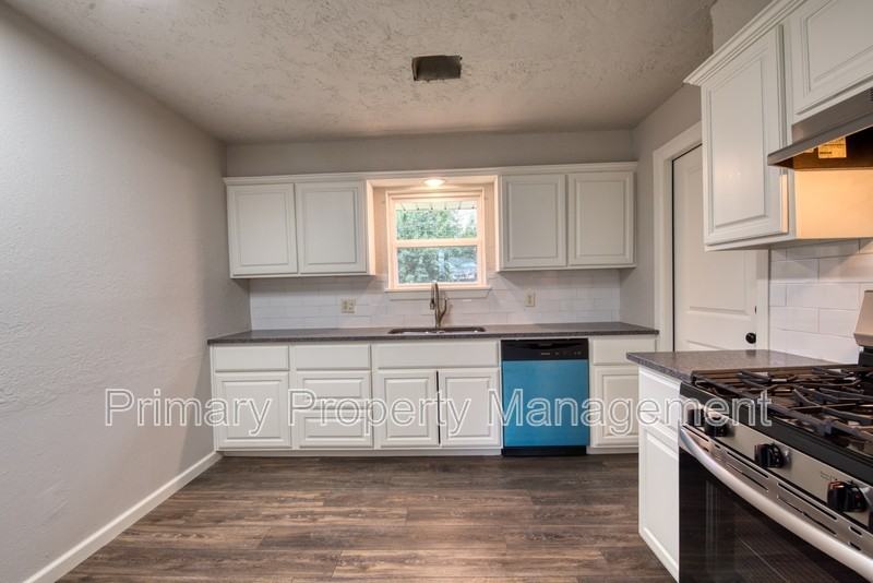 2828 Sw 83rd St - Photo 4 of 15