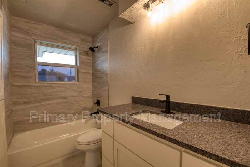 2828 Sw 83rd St - Photo 7 of 15