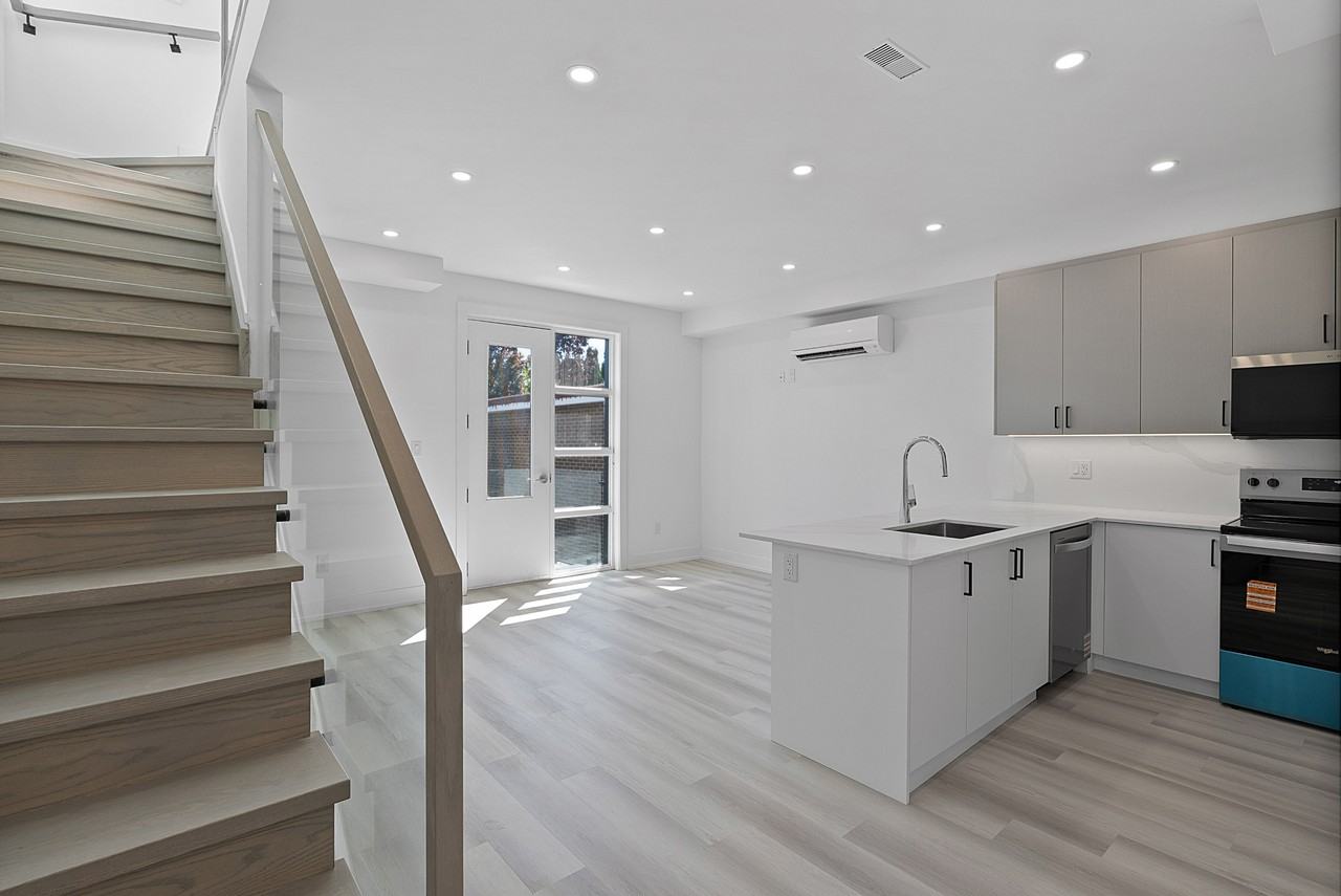 587 Oakwood Ave #4 - Photo 7 of 33